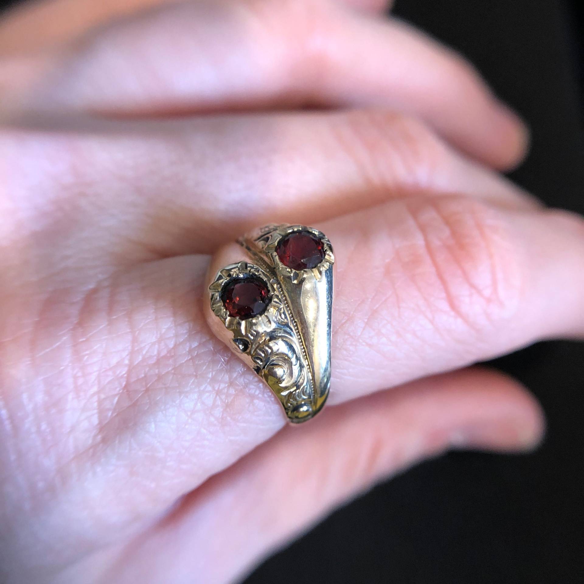 Vintage 10K Gelbgold Geschnitzter Granat Ring Vintage 10K Gelbgold Geschnitzter Granat Ring von GemSteady