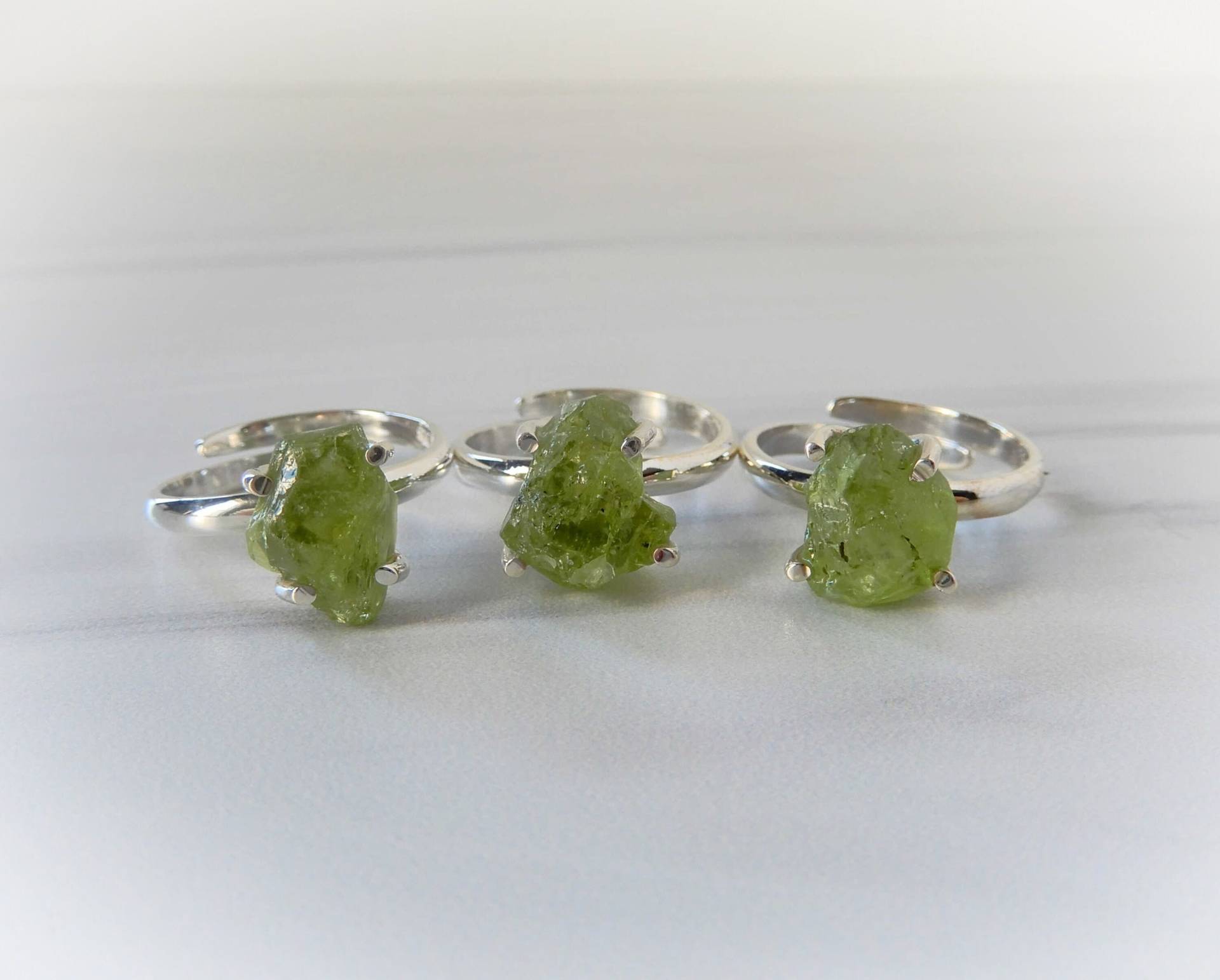 Peridot Sterling Silber Regulierbare Ringe Roh Ring August Geburtsstein Heilender Kristall Erschwingliches Geschenk Für Sie von GemStoneAppeal