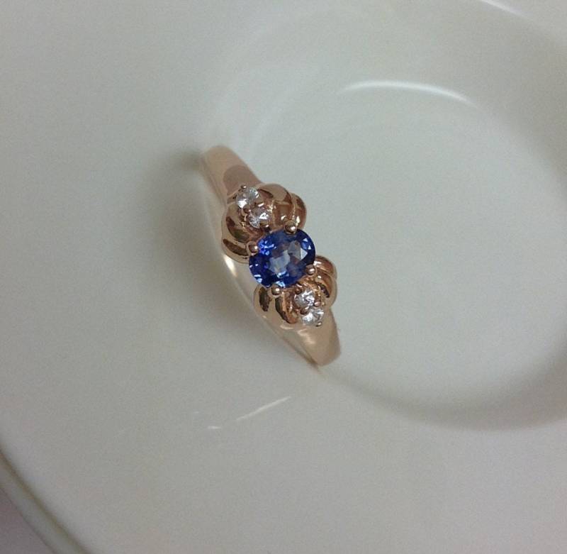 Echter Blau Weißer Saphir Schleifenring von GemVorawanByAlexis