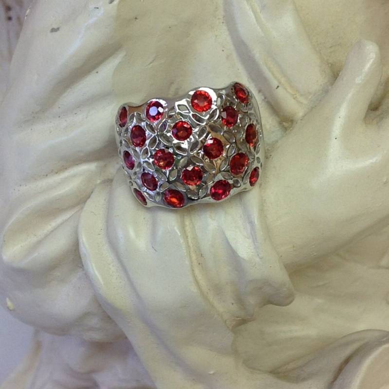 Echter Roter Rubin Filigrane Kuppel Ring von GemVorawanByAlexis