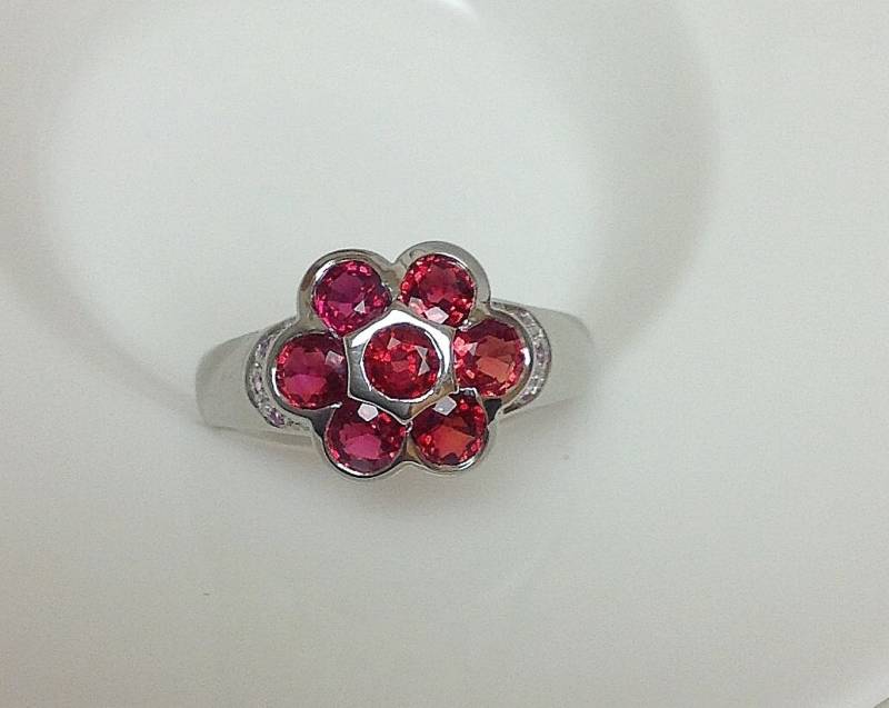Echter Roter Rubin Und Rosa Saphir Daisy Flower Ring von GemVorawanByAlexis