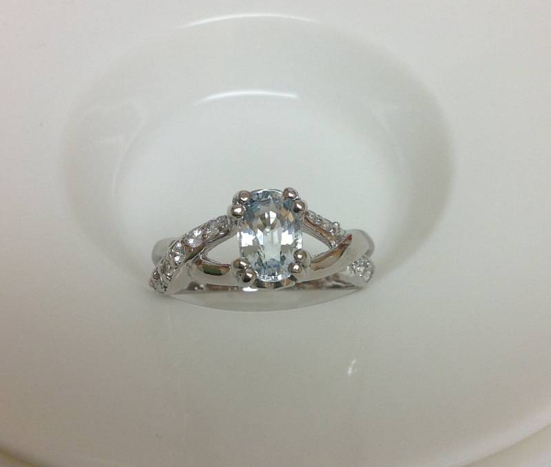 Natürliche Aquamarin Und Weißen Saphir Infinity Ring von GemVorawanByAlexis