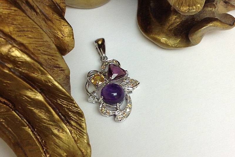 Natürliche Multi-Color-Edelstein-Anhänger von GemVorawanByAlexis