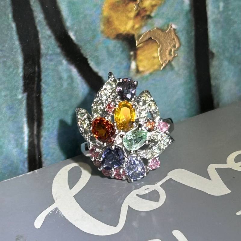 Natürlicher Multi-Color-Edelstein-Bouquet-Blumen-Ring von GemVorawanByAlexis