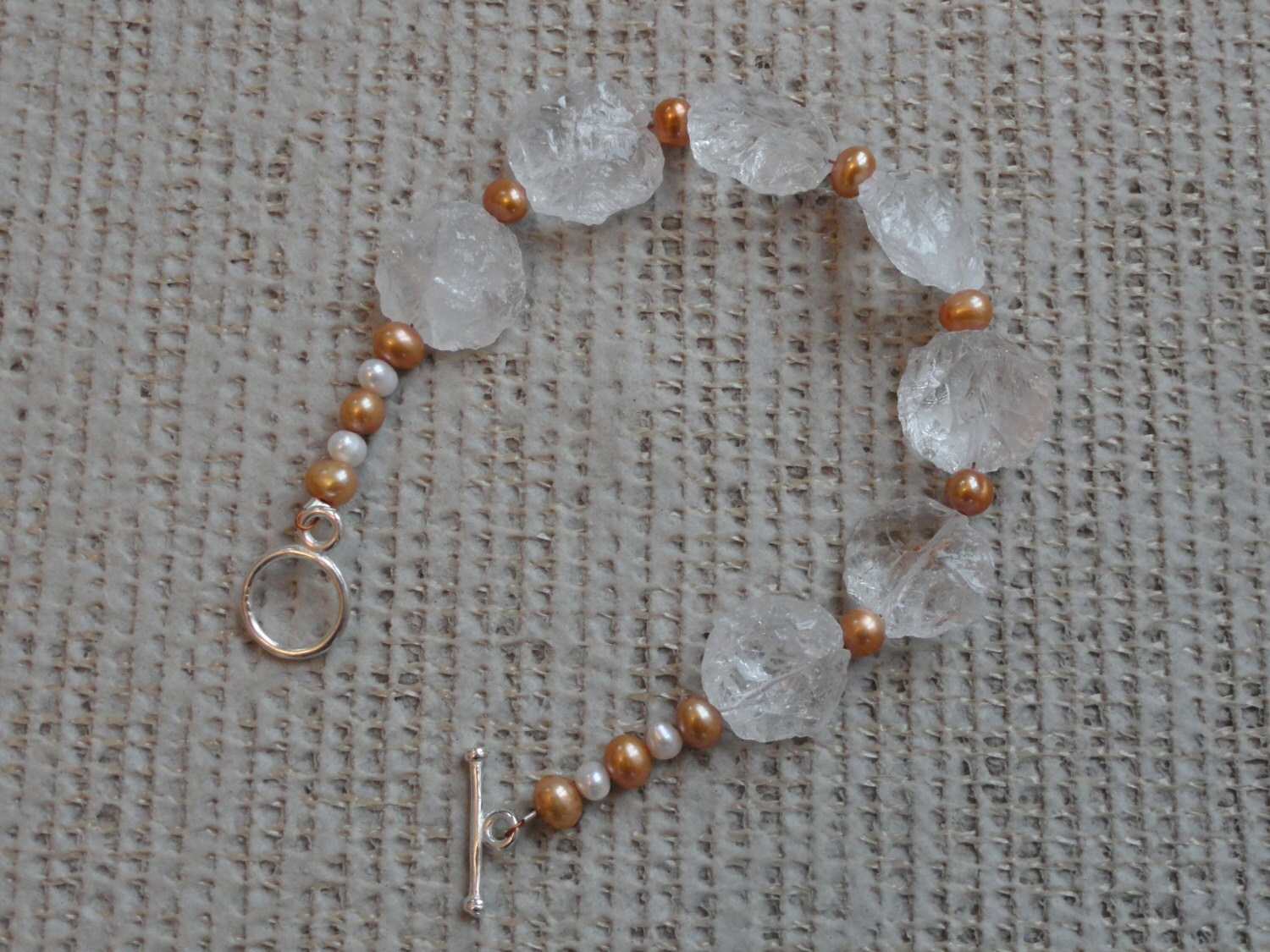 Armband Mit Gold - Und Weißen Zuchtperlen Armband Mit Gold - Und Weißen Zuchtperlen von Gemaluscious