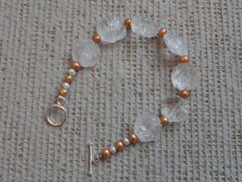 Armband Mit Gold - Und Weißen Zuchtperlen Armband Mit Gold - Und Weißen Zuchtperlen von Gemaluscious