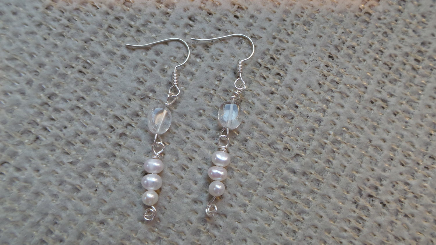 Kultivierte Perle Und Klare Quarz Baumeln Ohrringe Mit Silber Verchromt Hirte Haken Kultivierte Perle Und Klare Quarz Baumeln Ohrringe Mit Silber Verchromt Hirte Haken von Gemaluscious