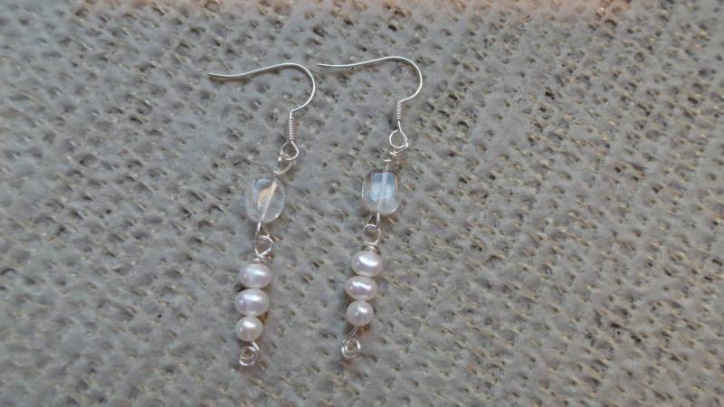 Kultivierte Perle Und Klare Quarz Baumeln Ohrringe Mit Silber Verchromt Hirte Haken Kultivierte Perle Und Klare Quarz Baumeln Ohrringe Mit Silber Verchromt Hirte Haken von Gemaluscious