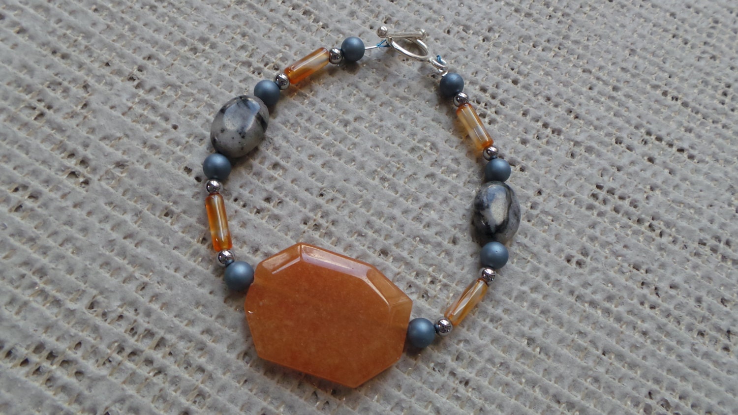 Roter Aventurin, Achat Tubes Und Altes Holz Jaspis Armband Mit Silber Plattiert Feinbearbeitungen Roter Aventurin, Achat Tubes Und Altes Holz Jaspis Armband Mit Silber Plattiert Feinbearbeitungen von Gemaluscious