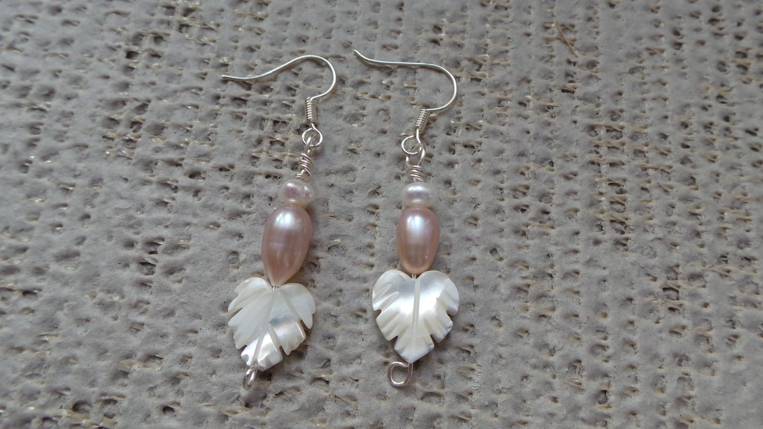 Zucker Rosa Und Weiße Zuchtperlen Mit Einer Schönen Schale Blatt Geschnitzt Silber Vergoldet Ohrringe Zucker Rosa Und Weiße Zuchtperlen Mit Einer Schönen Schale Blatt Geschnitzt Silber Vergoldet Ohrringe von Gemaluscious