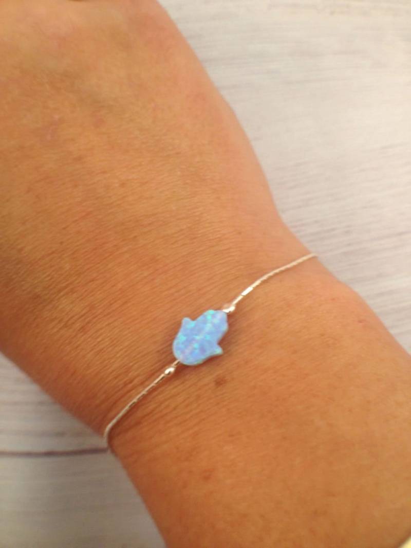 Hamsa Opal Armband/Hand Of Fatima Lab Blauer Anhänger Sterling Silber Kabbalah Schmuck Zartes Geburtsstein von GemazoneJewelry
