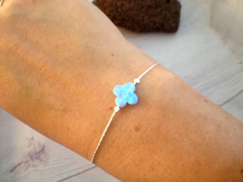 Klee Opal Armband/Weißes Oder Blaues Vierblättriges Kleeblatt Sterling Silber Frauen Schmuck von GemazoneJewelry