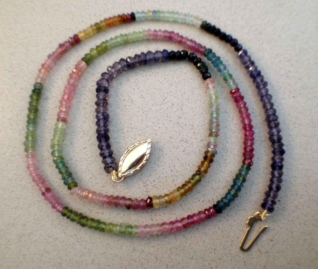 Natürliche Turmalin-Halskette Mit Sicherheitsverschluss, Perlenkette Natürlichen Mehrfarbigen Turmalin Und Iolith Rondelle Perlen von GemazoneJewelry