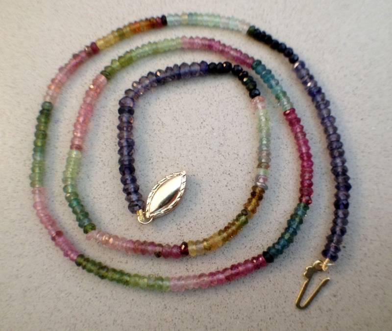 Natürliche Turmalin-Halskette Mit Sicherheitsverschluss, Perlenkette Natürlichen Mehrfarbigen Turmalin Und Iolith Rondelle Perlen von GemazoneJewelry