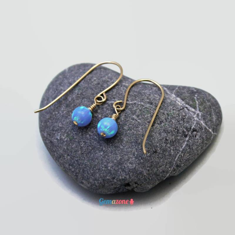 Winzige Ohr Spike/Einzelne Opal Perle Zierliche Ohrringe Blaue Kugel Hängeohrringe Draht Haken von GemazoneJewelry