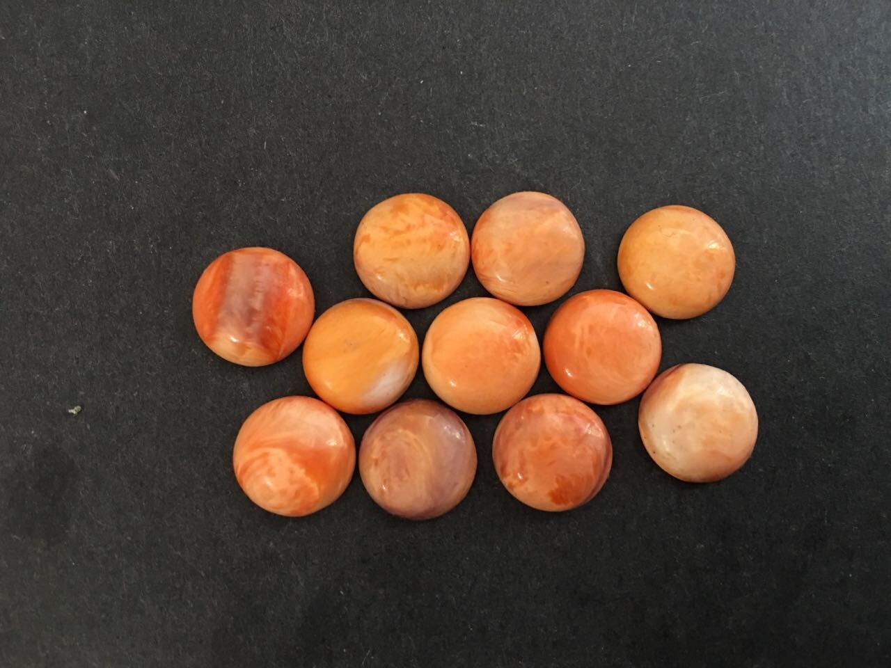 10mm Orange Spiny Oyster Shell Runde Cabochon Preis Für 2 Stück 10mm Orange Spiny Oyster Shell Runde Cabochon Preis Für 2 Stück von Gembeadstore