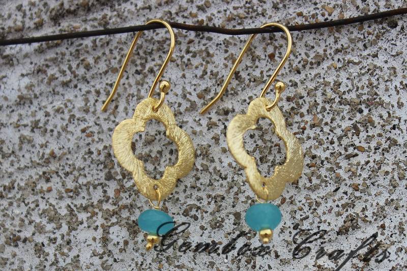 Apatit 6mm Runde Facettenohrring Mit Vergoldetem Quatrefoil in Sterling von GemboxCrafts