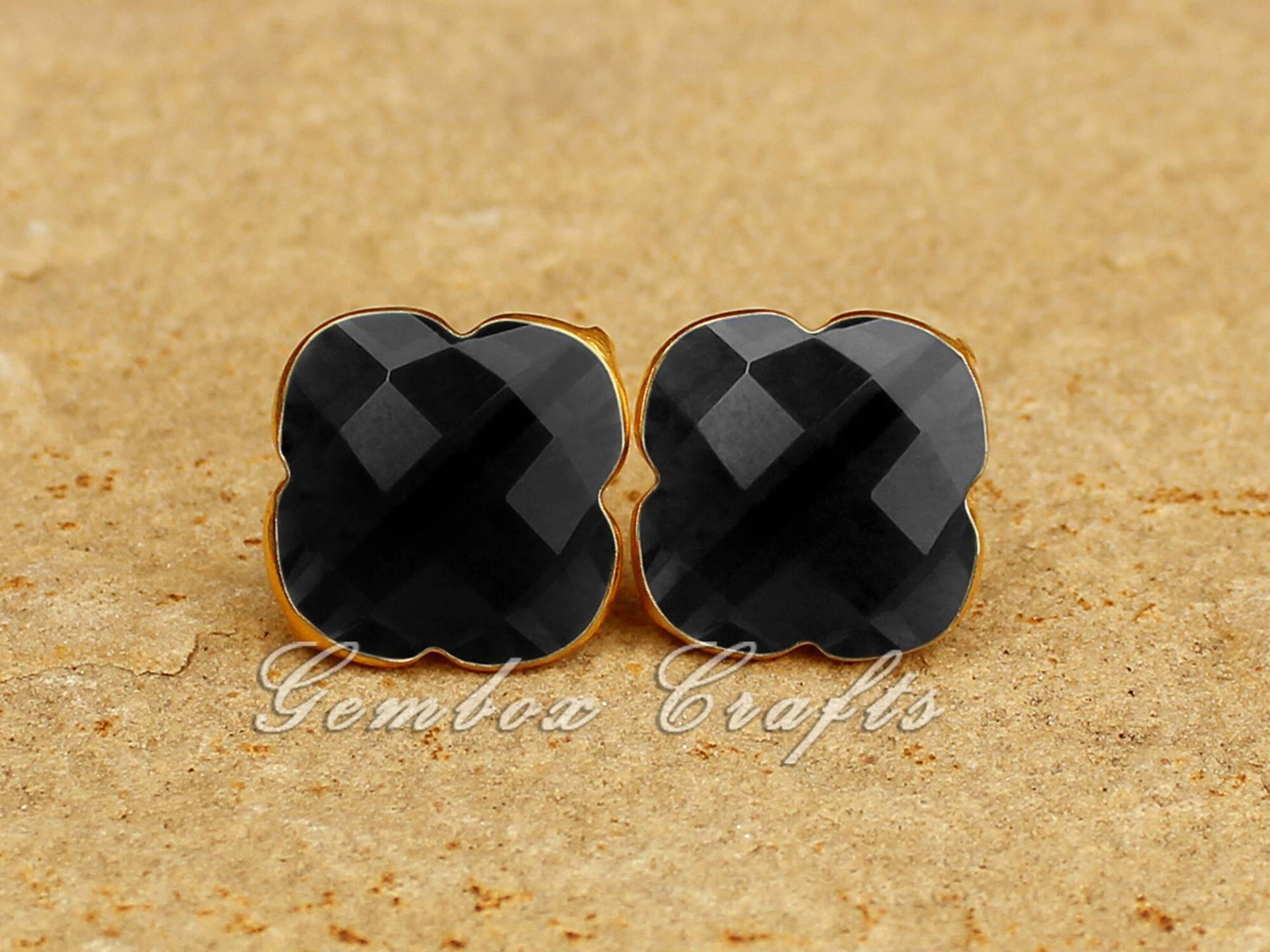 Atemberaubendes Design Natürliche Schwarze Onyx Klee Briolette 925 Sterling Silber Vergoldet Glatte Ende Ohrstecker Ohrringe von GemboxCrafts
