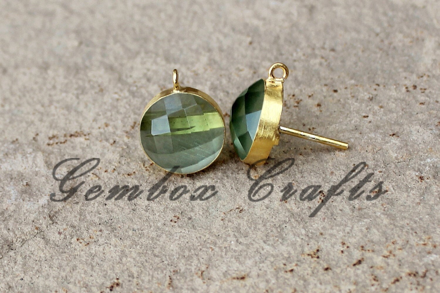 Grün Amethyst Hydro Quarz Runde Checker Cut 925 Sterling Silber Vergoldet Glatt Finish Ohrstecker Mit Schlaufe von GemboxCrafts