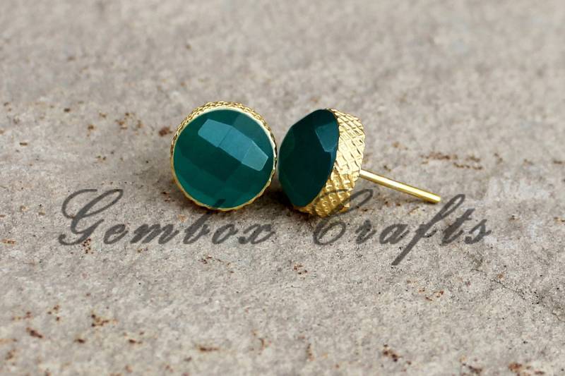 Grüner Onyx Runde Checker-Schliff 925 Sterlingsilber-Gold Überzogene Strukturierte Ende Ohrstecker von GemboxCrafts