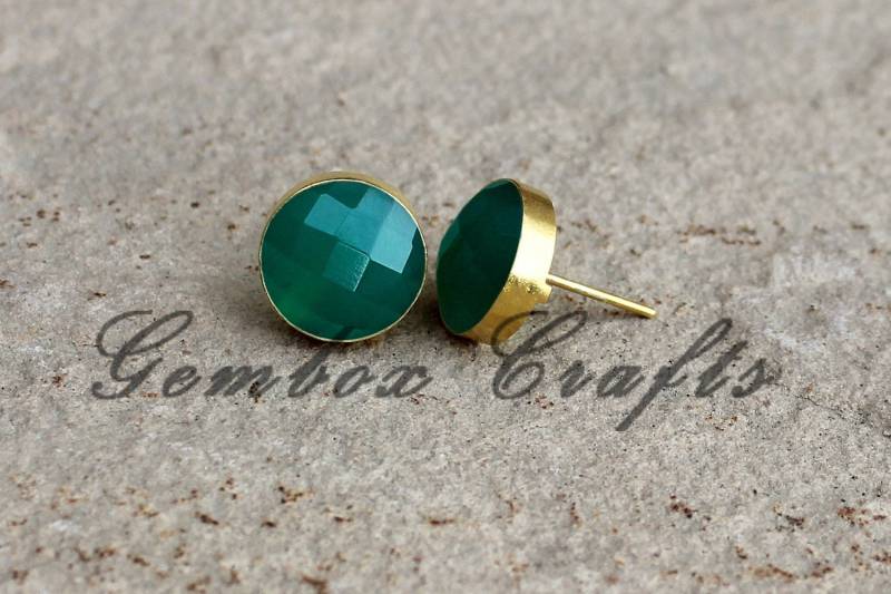 Grüner Onyx Runde Checker-Schnitt 925 Sterlingsilber-Vergoldete Glatte Ende Ohrstecker von GemboxCrafts