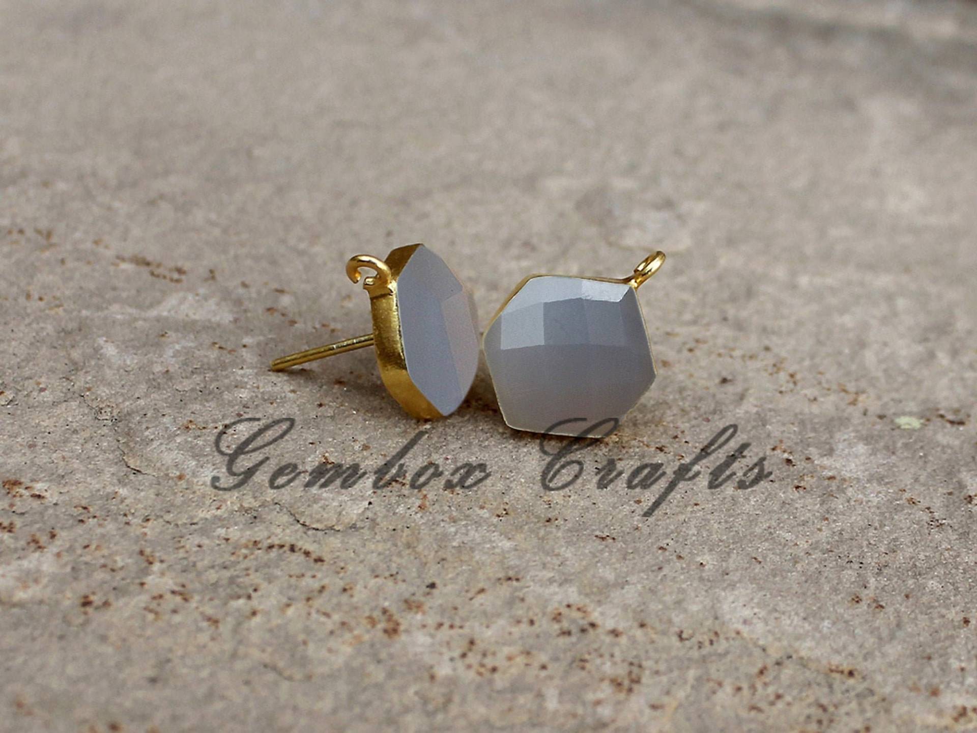 Natürliche Grau Chalcedon Hexagon Checker Cut 925 Sterling Silber Vergoldet Glatt Finish Ohrstecker Mit Schlaufe von GemboxCrafts