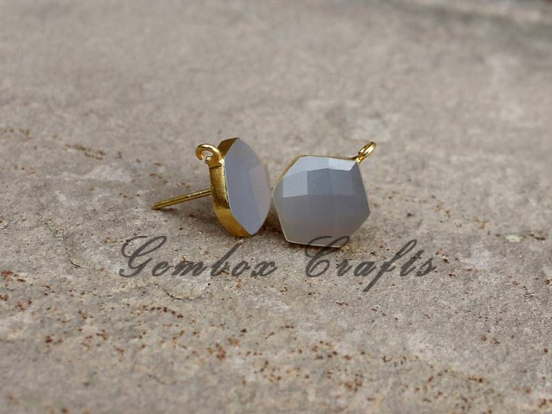 Natürliche Grau Chalcedon Hexagon Checker Cut 925 Sterling Silber Vergoldet Glatt Finish Ohrstecker Mit Schlaufe von GemboxCrafts