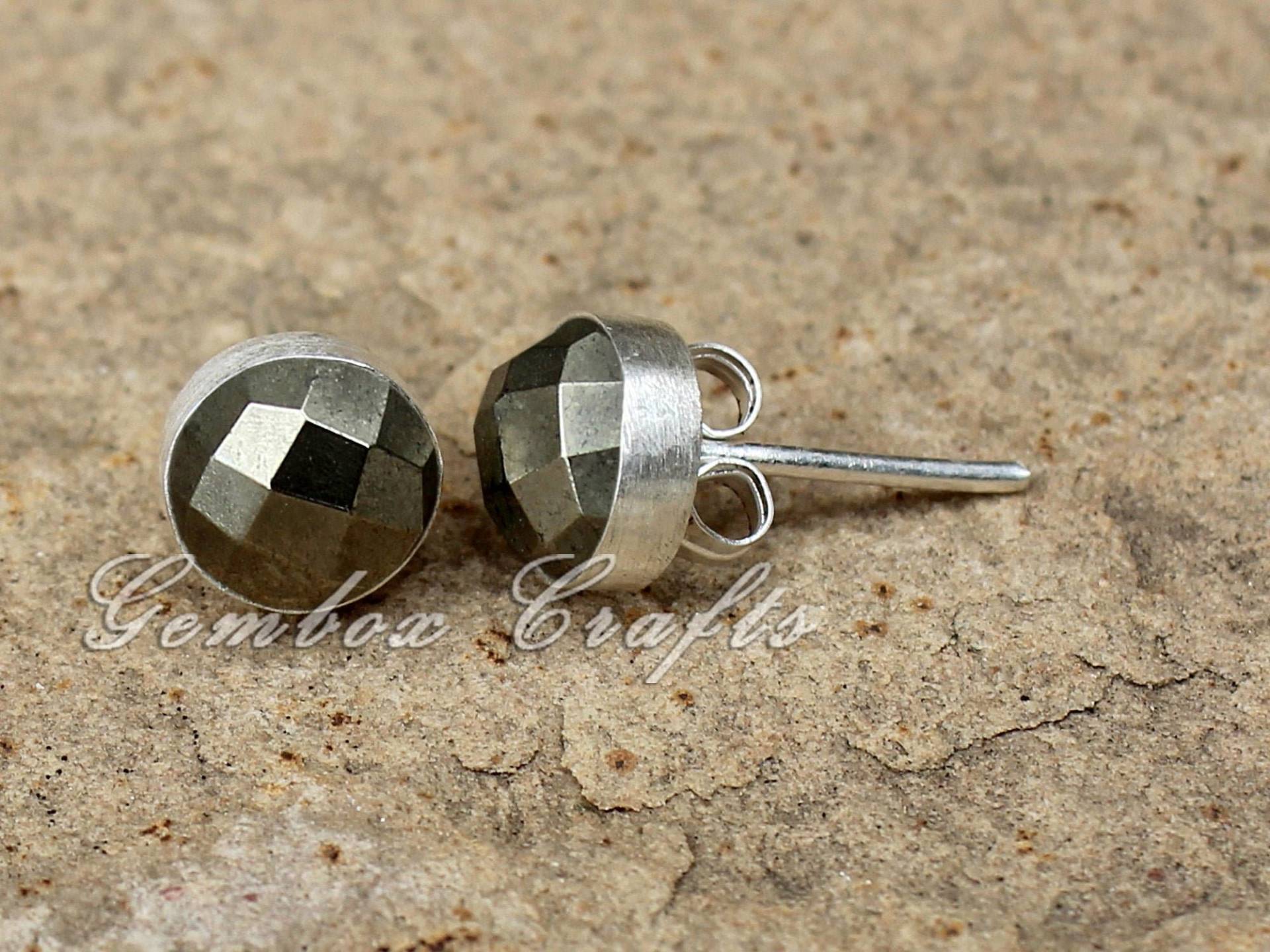 Natürliche Gunmetal Pyrit Runde Checker Cut 925 Sterling Silber Überzogene Glatte Oberfläche Ohrstecker - Ohne Beschichtung von GemboxCrafts