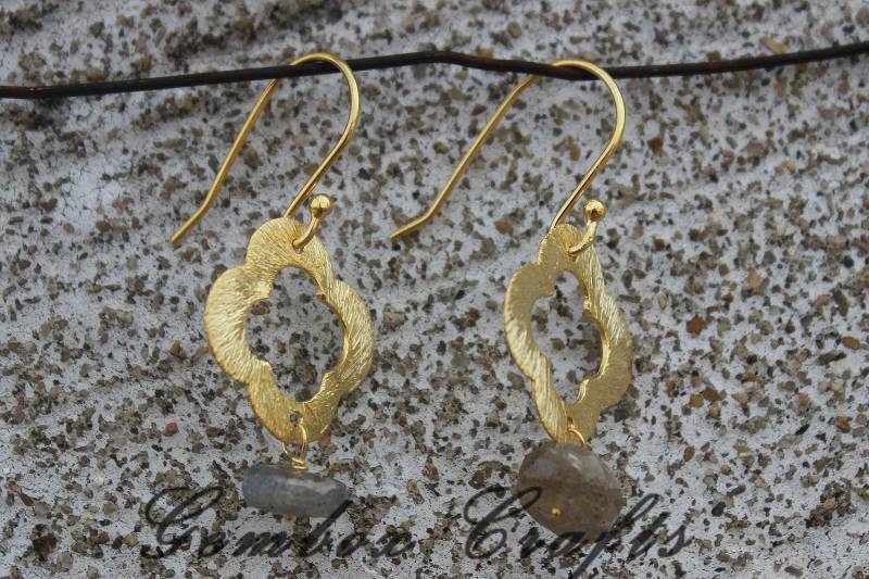 Natürliche Labradorit 6mm Runde Facetten-Vergoldete Ohrring Mit Quatrefoil in Sterling von GemboxCrafts