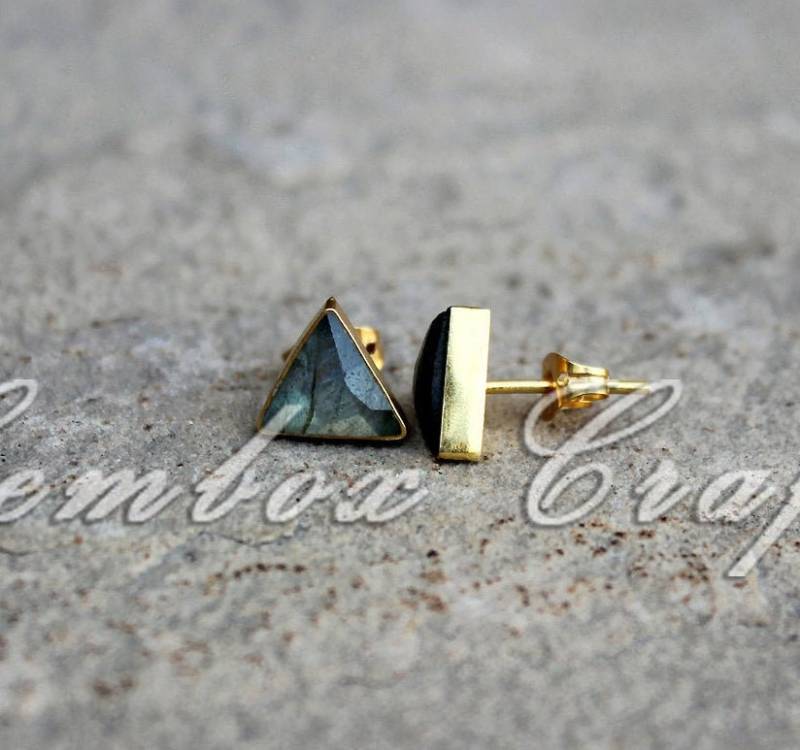 Natürliche Labradorit Dreieck Checker Cut 925 Sterling Silber Vergoldet Glatte Oberfläche Ohrstecker von GemboxCrafts