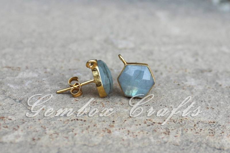 Natürliche Labradorit Hexagon Checker Cut 925 Sterling Silber Vergoldet Glatte Ohrstecker Mit Schleife von GemboxCrafts