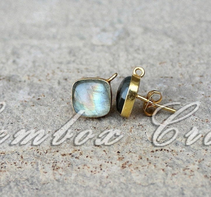 Natürliche Labradorit Kissen Quadrat Cabochon 925 Sterling Silber Vergoldet Glatte Ohrstecker Mit Schleife von GemboxCrafts