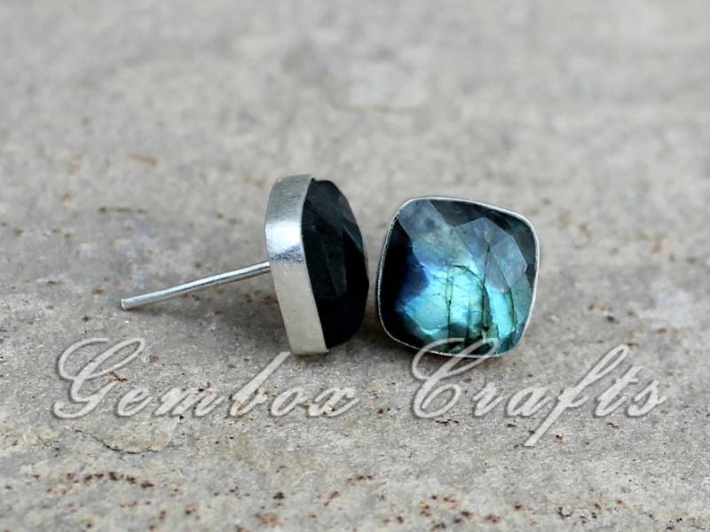 Natürliche Labradorit Kissen Quadrat Checker Cut 925 Sterling Silber Überzogene Glatte Oberfläche Ohrstecker von GemboxCrafts