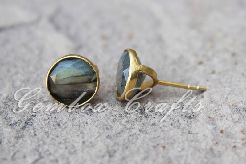 Natürliche Labradorit Runde Facettierte 925 Sterling Silber Vergoldet Glatte Ohrstecker Ohrringe von GemboxCrafts
