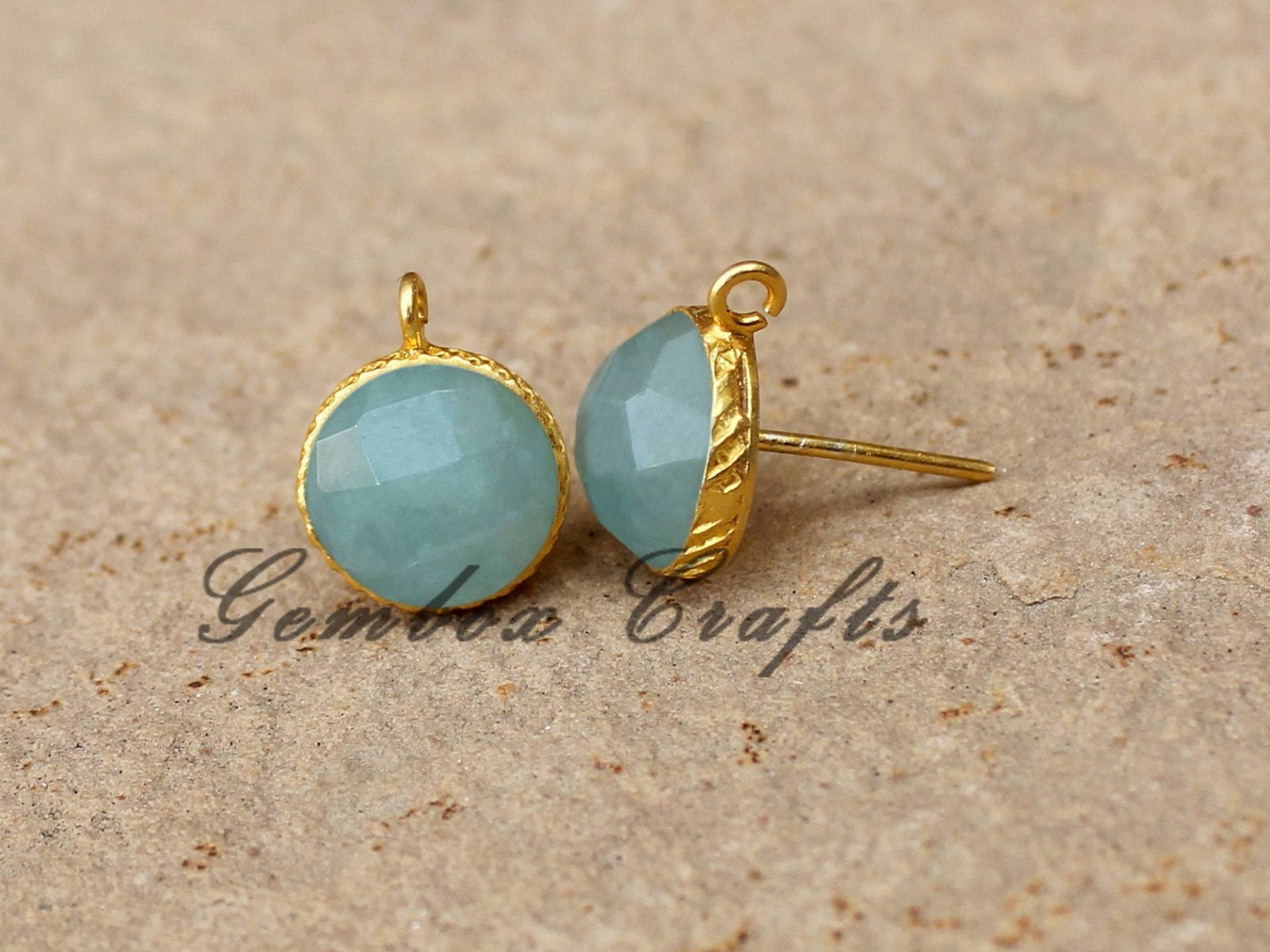 Natürliche Milky Aquamarin Runde Checker Cut 925 Sterling Silber Gold Überzogene Strukturierte Oberfläche Ohrstecker Mit Schlaufe von GemboxCrafts