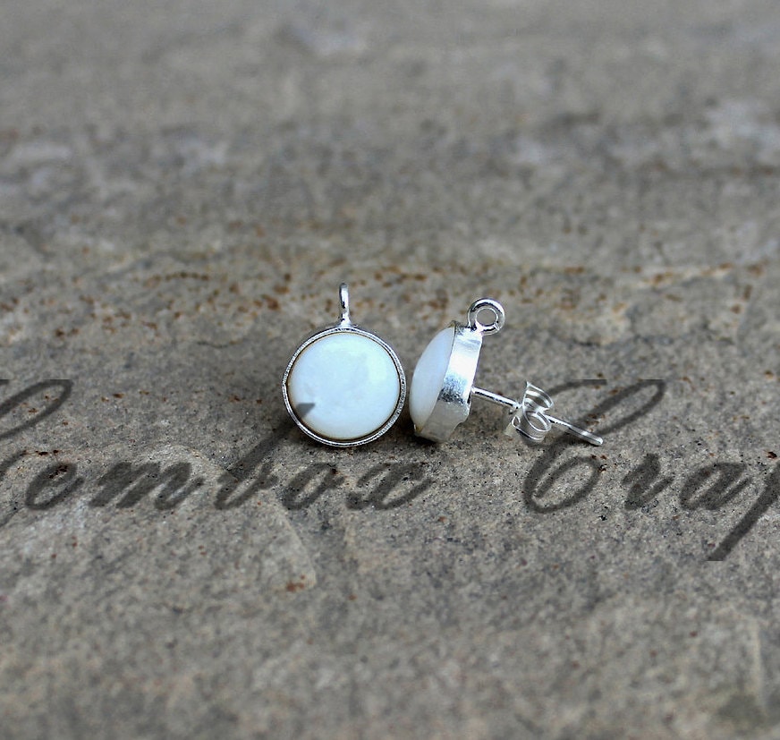 Natürliche Perlmutt Runde Cabochon 925 Sterling Silber Überzogene Glatte Ende Ohrstecker Mit Schleife von GemboxCrafts