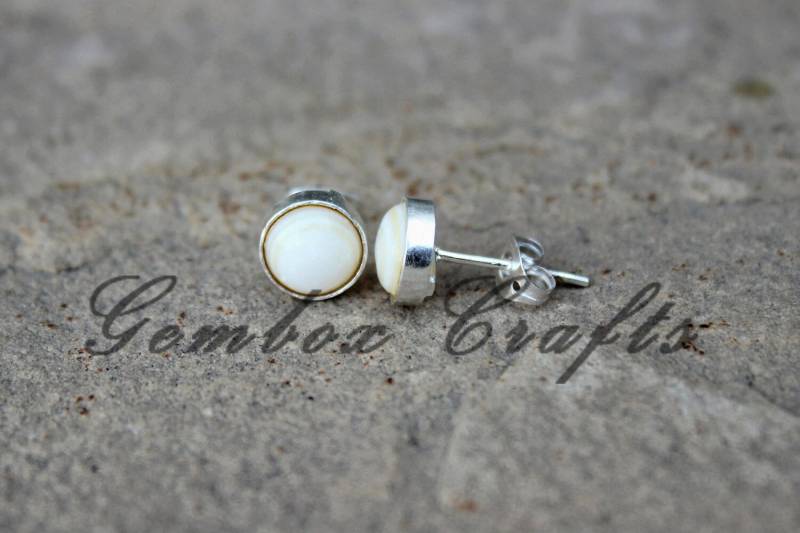 Natürliche Perlmutt Runde Cabochon 925 Sterling Silber Überzogene Glatte Finish Ohrstecker von GemboxCrafts