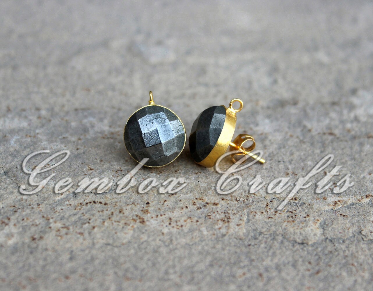 Natürliche Pyrit Runde Checker Cut 925 Sterling Silber Vergoldet Glatte Ohrstecker Mit Schlaufe von GemboxCrafts