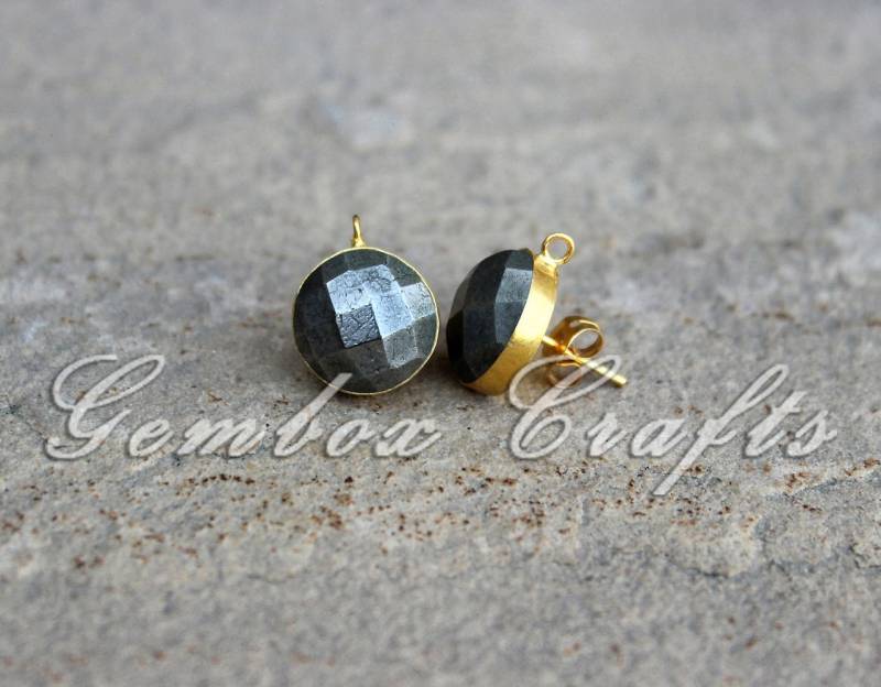 Natürliche Pyrit Runde Checker Cut 925 Sterling Silber Vergoldet Glatte Ohrstecker Mit Schlaufe von GemboxCrafts