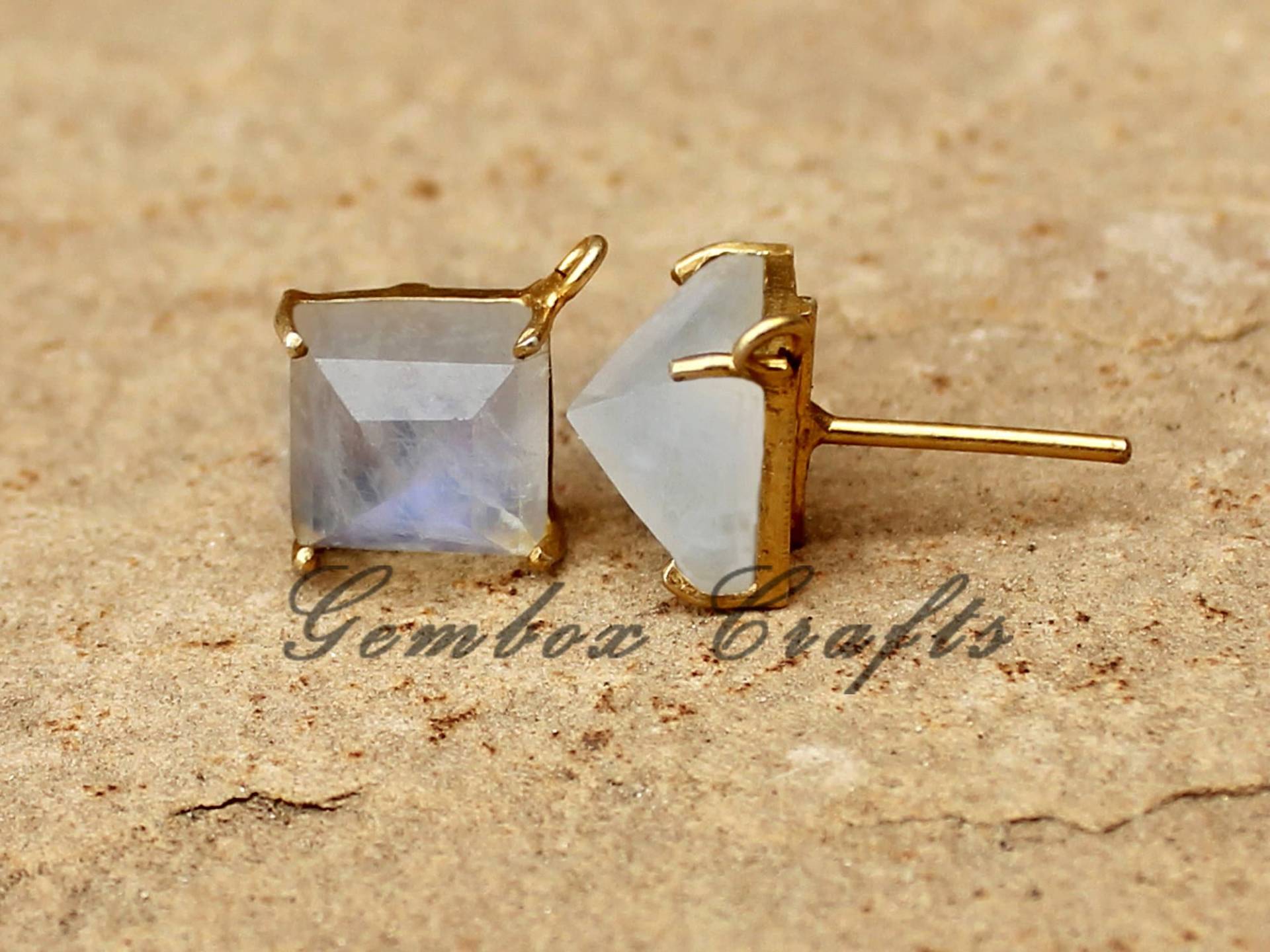 Natürliche Regenbogen Mondstein 10 Mm Pyramide Facettierte 925 Sterlingsilber Vergoldete Glatte Oberfläche Ohrstecker Mit Schlaufe von GemboxCrafts