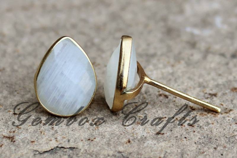 Natürliche Regenbogen Mondstein 9 X 12 Mm Pear Briolette 925 Sterling Silber Vergoldete Glatte Finish Ohrstecker von GemboxCrafts