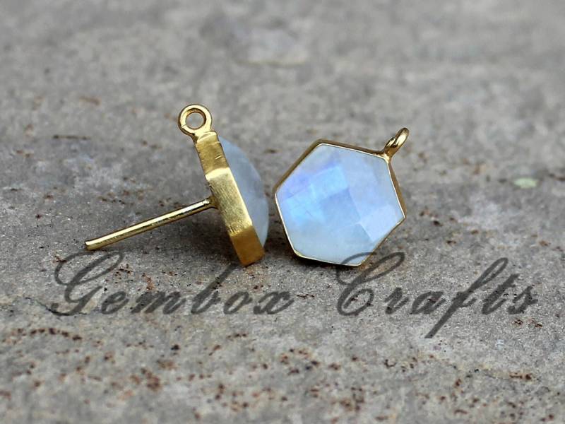 Natürliche Regenbogen Mondstein Hexagon Checker Cut 925 Sterling Silber Vergoldet Glatt Finish Ohrstecker Mit Schlaufe von GemboxCrafts