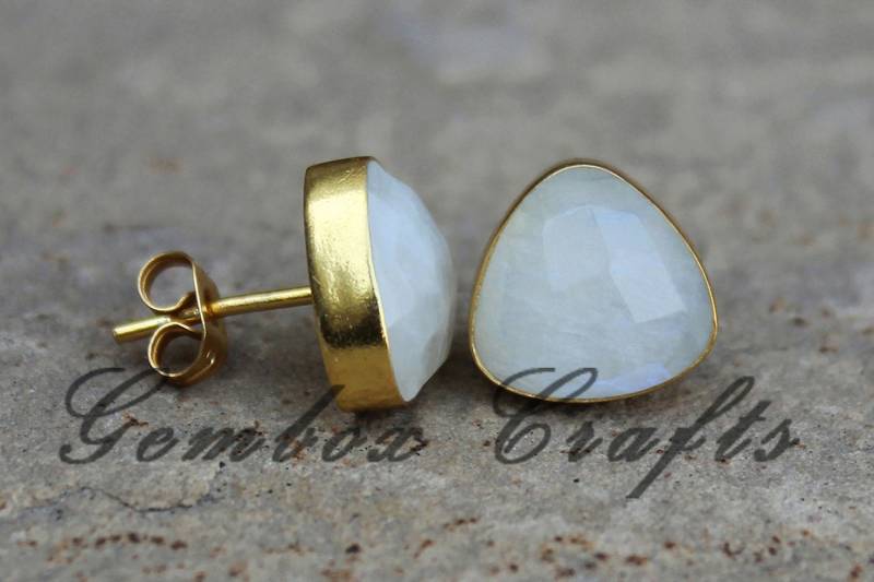Natürliche Regenbogen Mondstein Kissen Dreieck Checker Cut 925 Sterling Silber Vergoldet Glatt Finish Ohrstecker von GemboxCrafts