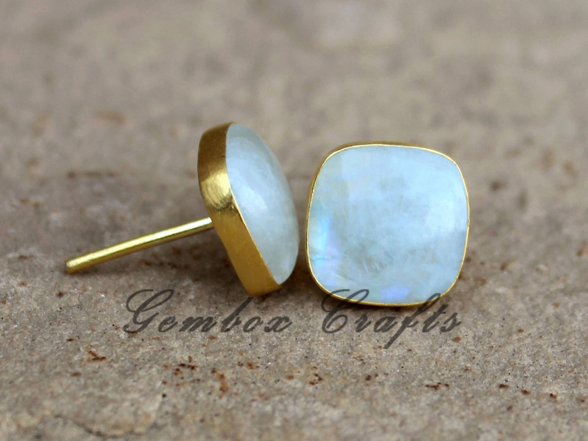 Natürliche Regenbogen Mondstein Kissen Quadrat Cabochon 925 Sterling Silber Vergoldet Glatt Finish Ohrstecker von GemboxCrafts