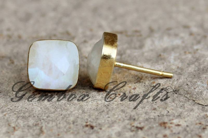 Natürliche Regenbogen Mondstein Kissen Quadrat Checker Cut 925 Sterling Silber Vergoldet Glatt Finish Ohrstecker von GemboxCrafts