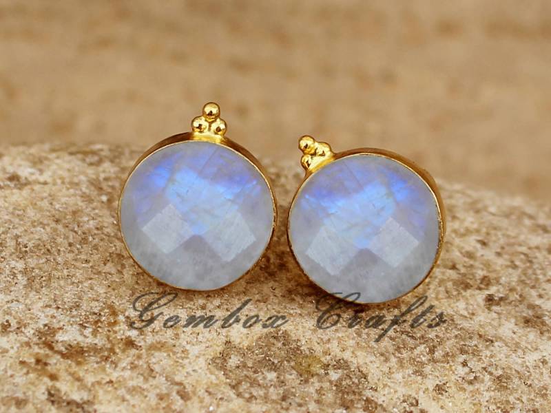 Natürliche Regenbogen Mondstein Runde Checker Cut 925 Sterling Silber Tri-Dot Ball Vergoldet Glatte Lünette Ohrstecker - Flat-Back Post Ohrringe von GemboxCrafts