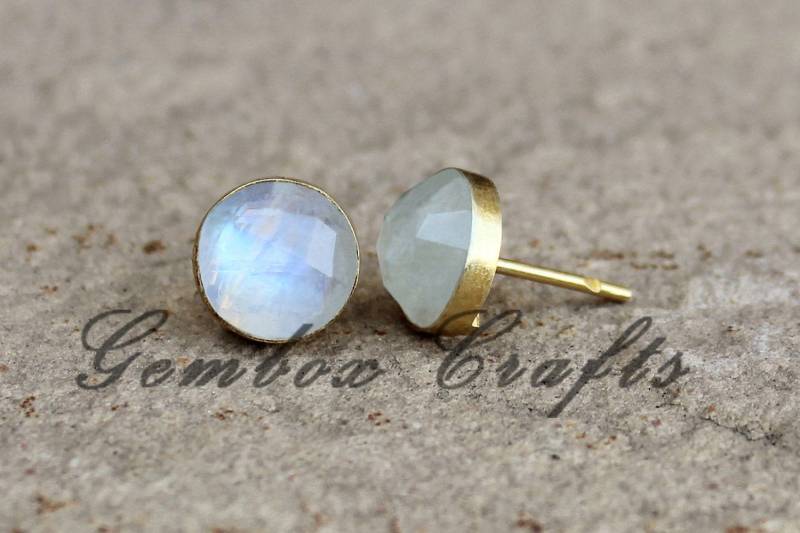 Natürliche Regenbogen Mondstein Runde Checker Cut 925 Sterling Silber Vergoldet Glatt Finish Ohrstecker von GemboxCrafts