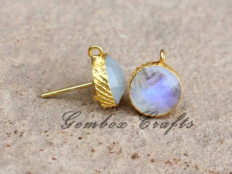 Natürliche Regenbogen Mondstein Runde Checker Cut 925 Sterling Silber Vergoldete Strukturierte Finish Ohrstecker Mit Schleifen von GemboxCrafts