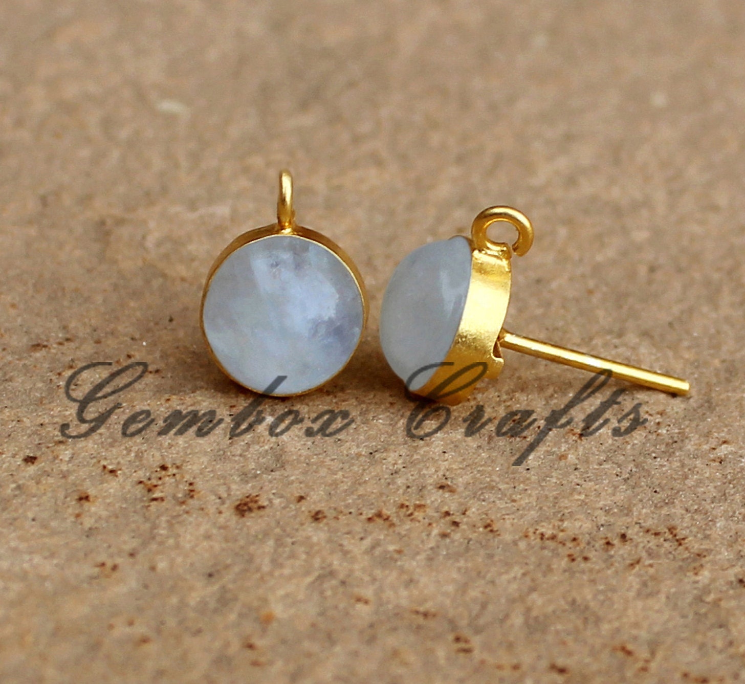 Natürliche Regenbogen Mondstein Runde Glatte 925 Sterling Silber Vergoldet Ohrstecker Mit Schlaufe von GemboxCrafts