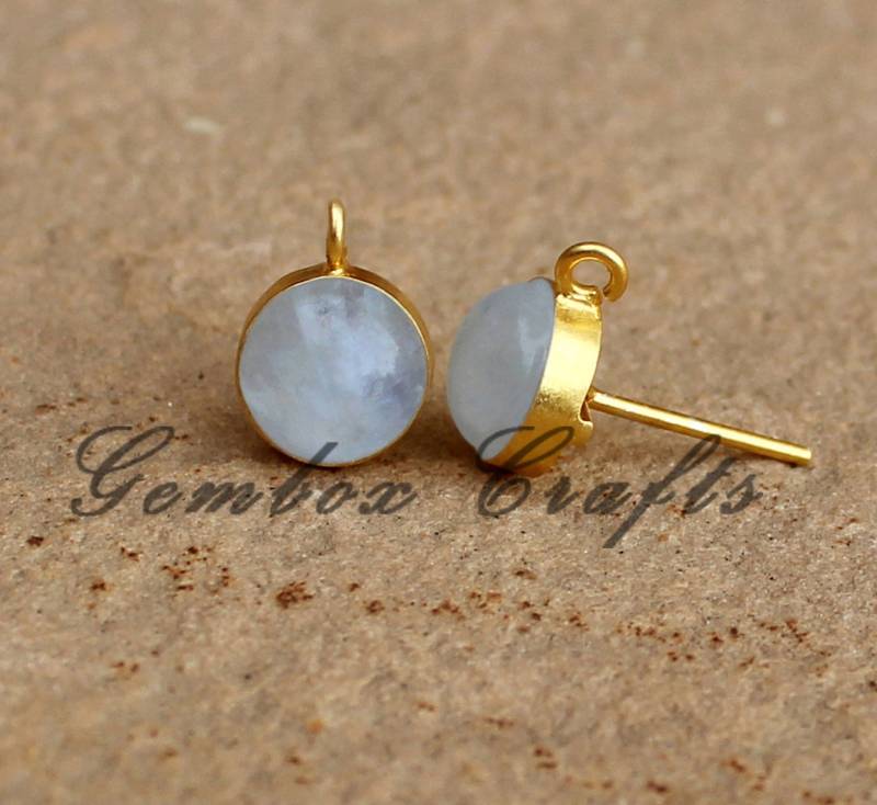 Natürliche Regenbogen Mondstein Runde Glatte 925 Sterling Silber Vergoldet Ohrstecker Mit Schlaufe von GemboxCrafts